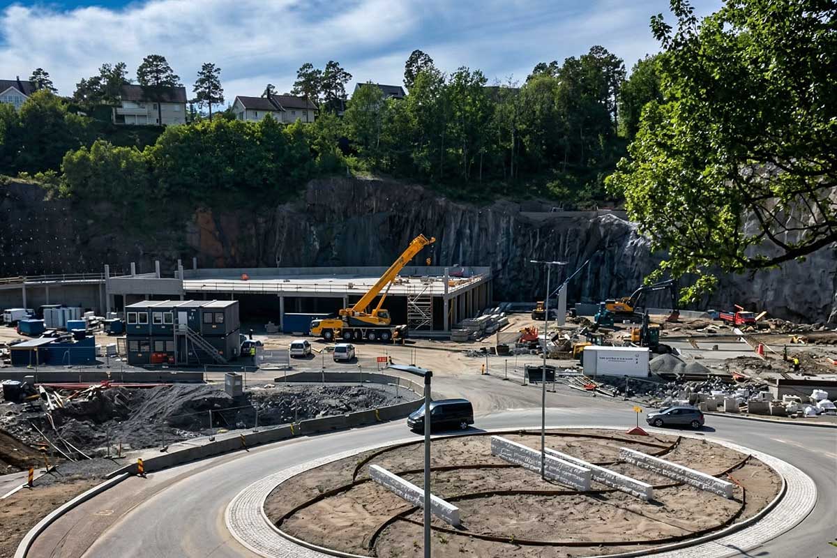 Byggplass med kran og veiarbeid